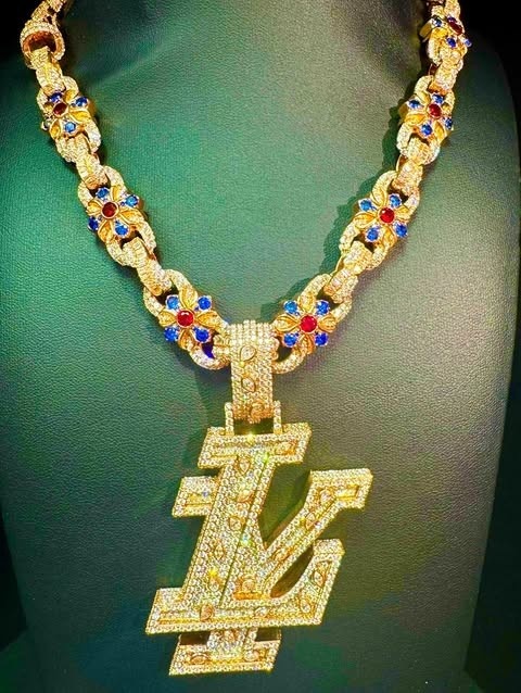 真的壕?亚马尔获赠一价值40万欧的黄金钻石专属项链，造型为LY