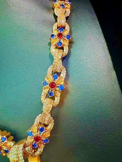 真的壕?亚马尔获赠一价值40万欧的黄金钻石专属项链，造型为LY