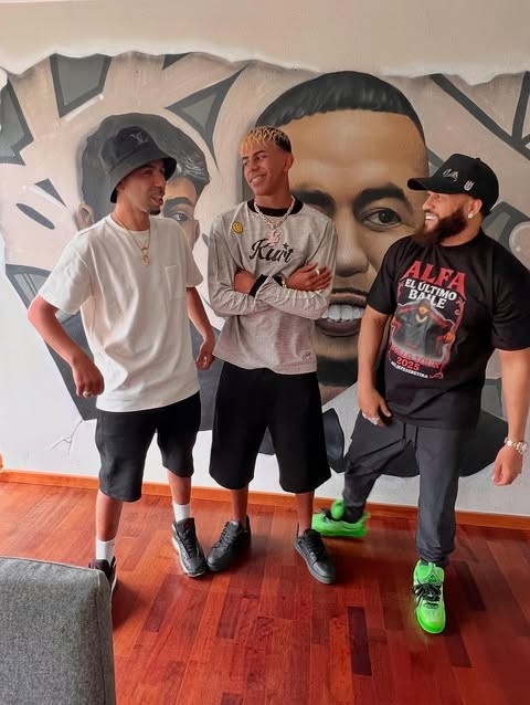 真的壕?亚马尔获赠一价值40万欧的黄金钻石专属项链，造型为LY